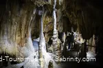 Zwei Frauen stehen in einer Tropfsteinhöhle.