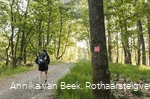 Wanderin auf einem Schotterweg auf dem Rothaarsteig