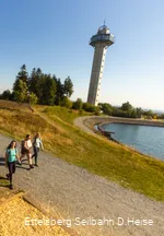 Hochheideturm auf dem Ettelsberg mit drei Wanderinnen im Vordergrund