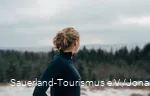 Vrouw starend in de verte