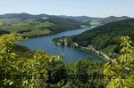 Uitzicht over de Diemelsee vanaf een van de omliggende bergen.