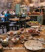 Der gemütliche Innenraum mit allerlei Leckereien © Café Heimatliebe