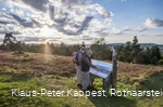 Wanderer an der Infotafel auf dem Kahlen Pön