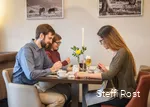 Geniet van regionale lekkernijen in de VELTINS Lounge.