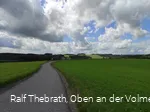 Auch entlang der kleinen Straße führt der Weg