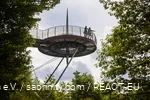 Twee vrouwen genieten van het uitzicht vanaf de Skywalk Biggeblick boven de Biggesee.