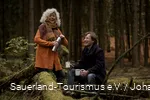 Een koppel pauzeert tijdens een excursie.