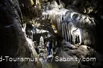 Two women are standing in the Dechenhöhle.