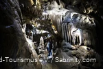 Two women are standing in the Dechenhöhle.