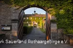 Offenes Burgtor mit Blick in den Innenhof der Burg Schnellenberg.