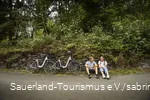 Een paar fietsers nemen een pauze langs de kant van de weg.