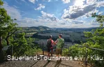 Wanderer genießen die Aussicht bei Marsberg auf der Sauerland-Waldroute