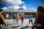 Eine Gruppe Frauen läuft auf das Winterberger Schwimmbad zu.