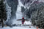 Ein Mann stürzt sich an der Megazipline hinab ins Tal.