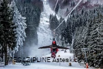 Ein Mann stürzt sich an der Megazipline hinab ins Tal.