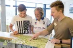 Junior manager Robin Steinberg legt de route uit aan gasten.