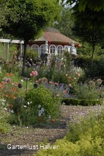Blickfang im Garten - Der rote Pavillion