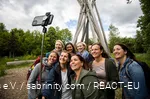 Eine Gruppe Frauen steht vor dem Kyrill-Tor in Brilon und posiert für ein Selfie.