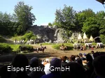 Toeschouwers op het openluchtpodium tijdens het Elspe Festival.
