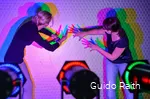 Zwei Frauen experimentieren mit Licht und Schatten.