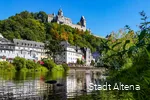 De Lenne in Altena met huizen en Burg Altena op de achtergrond