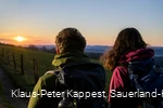 Wanderer auf dem Sauerland-Höhenflug in der Morgensonne