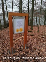 Eine der 12 Stationen am Wogenweg am Hennesee