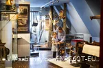 A mother and her daughter look at a spindle in the Südsauerlandmuseum in Attendorn.