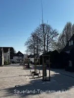 Die Kurpromenade in Bad Westernkotten mit Stationen rund um Gesundheit und Moor