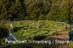 Drohnenaufnahme eines Minigolfplatzes mit Kunstrasenfläche.