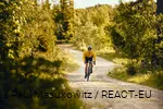 Een gravelbiker op de weg in de Bike Arena Sauerland bij Lennestadt.