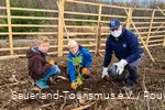 Together with Dirk Zimmermann from the nature park, the pupils from Hallenberg Catholic Primary School carefully plant the seedlings in the ground.
