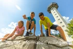kinder-klettern-ettelsberg-hochheideturm c) david-heise-tourist-information-willingen.jpg