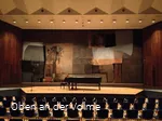 Das Saal der Stadthalle mit dem Kunstwerk im Hinte