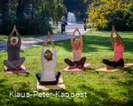 Yoga im Kurpark Bad Sassendorf Klaus Peter Kappest.JPG