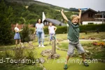 Familie macht einen Ausflug zum Minigolf im Sauerland