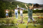 Familie macht einen Ausflug zum Minigolf im Sauerland