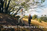 Zwei Wanderinnen auf der Golddorfroute Oberkirchen im Naturschutzgebiet Sonnenseite