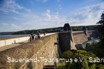 Radfahrer auf der Staumauer Möhnesee