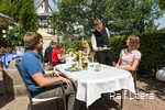 Gasten zitten in de binnentuin van Landgasthof Hoffmann.