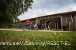 Twee fietsers duwen de fietsen voor het Gradierwerk in Bad Sassendorf