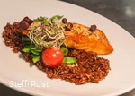Gebratener Lachs mit schmackhaften Beilagen.