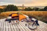 Gravelbike und Zelt auf einer Trekkingplattform mit Blick über die Landschaft des Sauerlandes