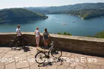 De fietsers kijken uit over de Edersee