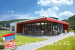 Buitenopname van de Metten factory outlet met een blikje Dicken Sauerland Bockwurst op de voorgrond