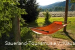 Een hangmat in het kuurpark van TalVITAL in Sahlhausen
