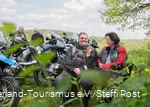 Motorrijders pauzeren op een bankje in Sauerland.