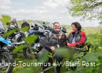 Motorrijders pauzeren op een bankje in Sauerland.
