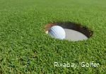 Een golfbal ligt in de hole.