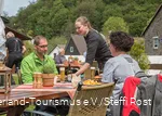 Het eten wordt buiten geserveerd.